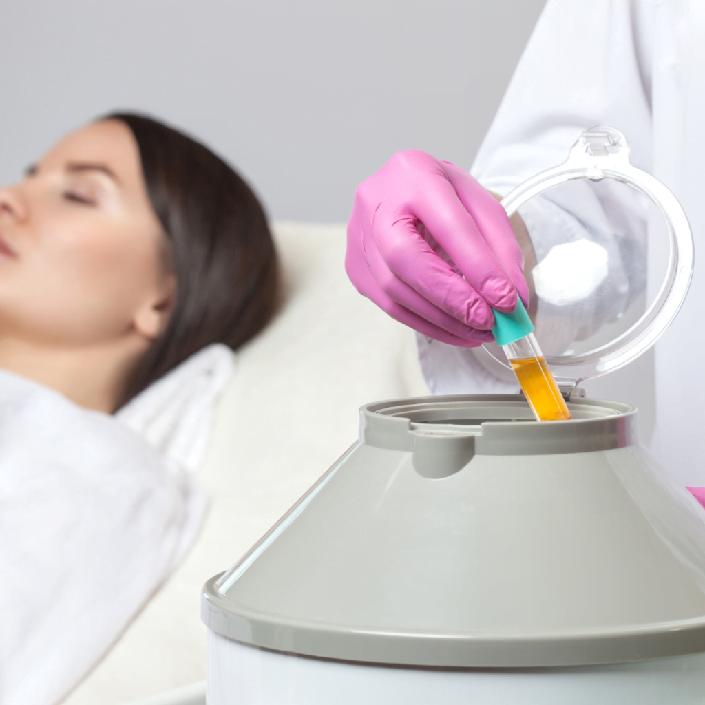 pripreme za tretman plazmom bogatom trombocitima - pacijentkinja leži u pozadini i čeka tretman, dok lekarka drži epruvetu sa PRP preparatom.