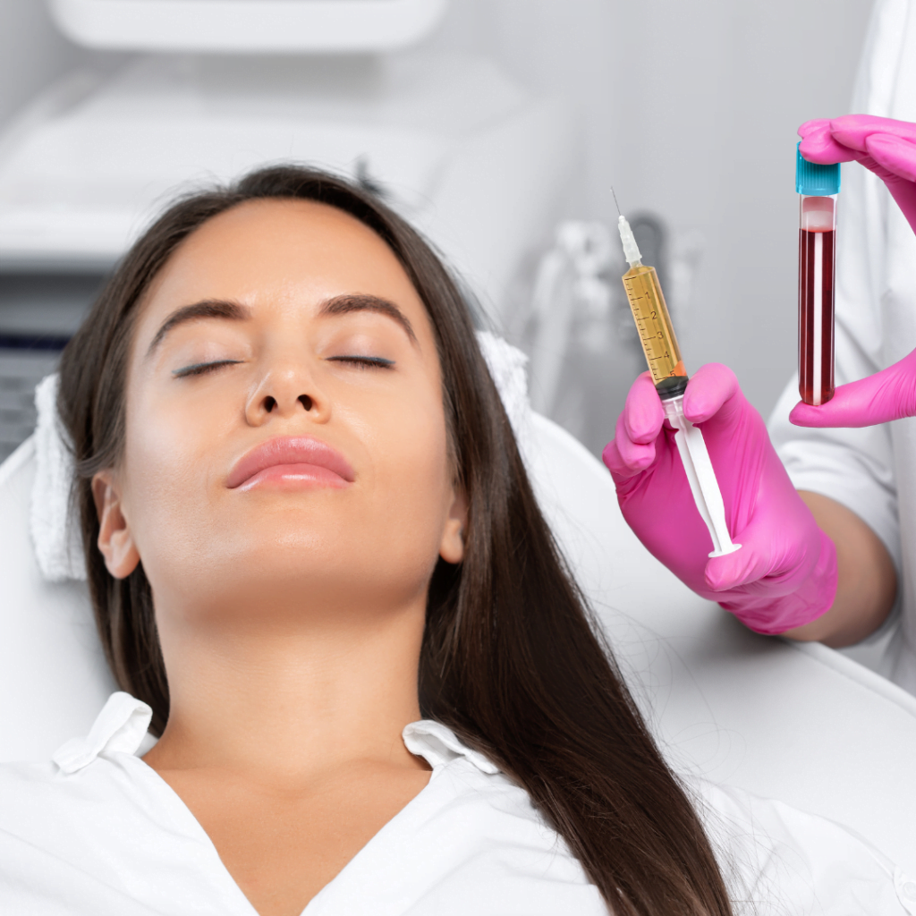 Pacijentkinja leži i čeka početak tretmana plazmom bogatom trombocitima za podmlađivanje. Lekarka drži injekciju i epruvetu sa PRP-om.