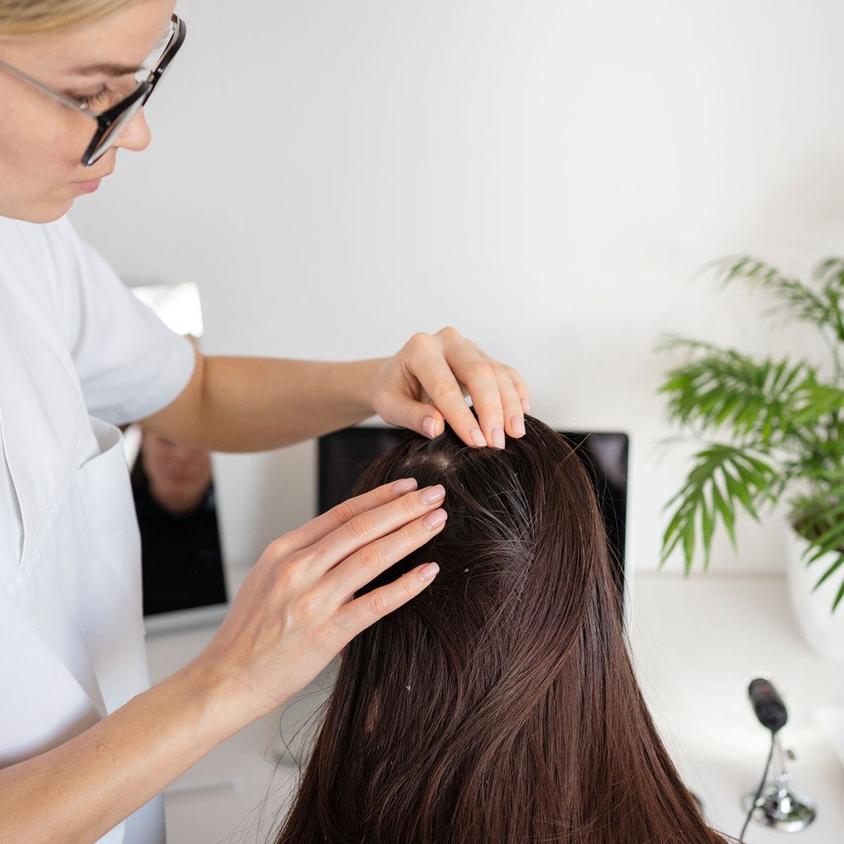 dermatološkinja pregleda teme glave pacijentkinje u dermatološkoj ordinaciji diva medical u beogradu