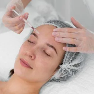 skin booster tretman u toku - žena leži zatvorenih očiju dok doktorka sprovodi tretman u dermatološkoj ordinaciji diva medical