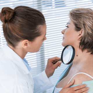 žena na dermatološkom pregledu proverava da li je dobra kandidatkinja za radiotalasno uklanjanje angioma