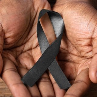 crna traka u ispruženim trakama - simbol prevencije i borbe protiv malignih oboljenja kože, za koju su od ključnog značaja dermatološki pregledi