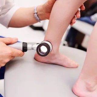dermoskopija je neinvazivna metoda koja se može primenjivati na pacijentima svih godina i uzrasta, na slici se vidi dermoskopski pregled deteta - dermatolog dermoskopom pregleda kožu na nozi
