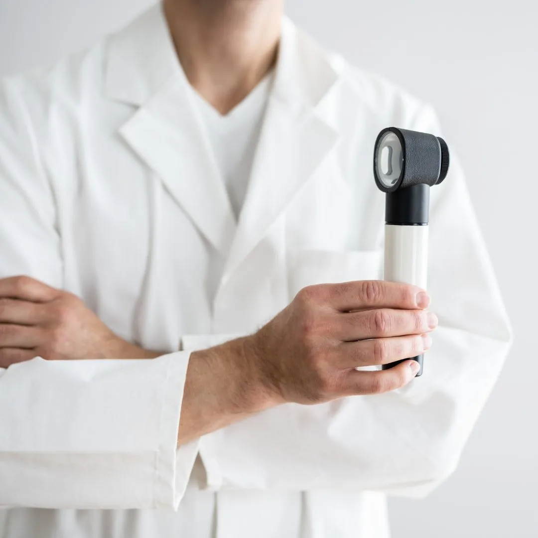 dermatolog-sa-dermatoskopom.jpg