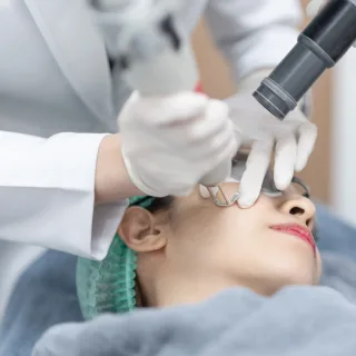 kada je u pitanju problematična koža, laserski tretmani mogu biti idealno rešenje problema; na slici je žena u dermatološkoj ordinaciji na laserskom tretmanu lica za problematičnu kožu